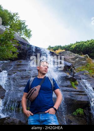 Cascade sous le sommet de Hoverla Banque D'Images