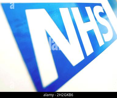 Photo du dossier datée du 06/11/10 du logo NHS.Les organismes médicaux appellent les conseils de santé et le gouvernement écossais à faire davantage pour réduire l'empreinte carbone du NHS.Date de publication : vendredi 22 octobre 2021. Banque D'Images