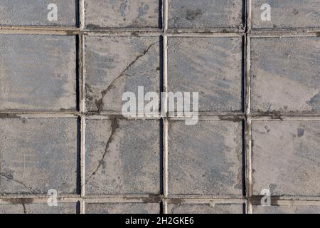 Carreaux de béton pour usage extérieur trottoirs, revêtement antidérapant et résistant à l'usure avec carreaux hydrauliques sales et brisés, vue du dessus Banque D'Images