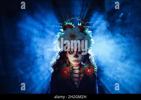 Jour des morts alias Dia de los Muertos et halloween partie concept.Femme avec crâne mexicain maquillage halloween sur le visage. Banque D'Images