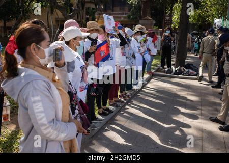 Phnom Penh, Cambodge.22 octobre 2021.Les manifestants scandent des slogans lors d'une manifestation.Les épouses des membres de l'opposition cambodgienne emprisonnés manifestent devant l'ambassade de France à Phnom Penh un jour avant le 30e anniversaire de la signature des accords de paix de Paris.Les manifestants ont appelé le Gouvernement cambodgien à respecter les accords.Crédit : SOPA Images Limited/Alamy Live News Banque D'Images
