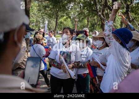 Phnom Penh, Cambodge.22 octobre 2021.Les manifestants scandent des slogans lors d'une manifestation.Les épouses des membres de l'opposition cambodgienne emprisonnés manifestent devant l'ambassade de France à Phnom Penh un jour avant le 30e anniversaire de la signature des accords de paix de Paris.Les manifestants ont appelé le Gouvernement cambodgien à respecter les accords.(Photo par Andy ball/SOPA Images/Sipa USA) Credit: SIPA USA/Alay Live News Banque D'Images