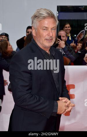 Photo du dossier datée du 9 septembre 2018, Alec Baldwin assiste à la projection publique qui s'est tenue au Roy Thomson Hall pendant le Festival international du film de Toronto, à Toronto, au Canada.Une femme est décédée et un homme a été blessé après que l'acteur Alec Baldwin ait tiré un fusil sur un ensemble de films du Nouveau-Mexique.La police de l'État américain a déclaré que M. Baldwin avait déchargé l'arme pendant le tournage du Rust occidental du XIXe siècle.La femme a été emmenée à l'hôpital mais est morte de ses blessures.L'homme, le réalisateur du film, recevait des soins d'urgence.Photo de Lionel Hahn/ABACAPRESS.COM Banque D'Images