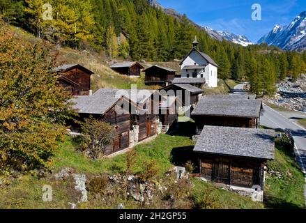 Hameau Kühmad près de la chapelle de pèlerinage, vue sur le col de Loetschenluecke, Blatten, Lötschental, Valais, Suisse Banque D'Images