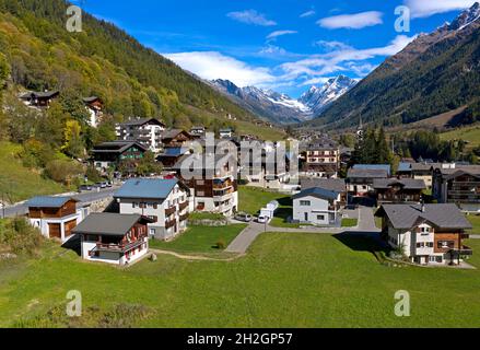 Municipalité de Kippel avec vue sur le col de Loetschenluecke, Loetschental, Valais, Suisse Banque D'Images