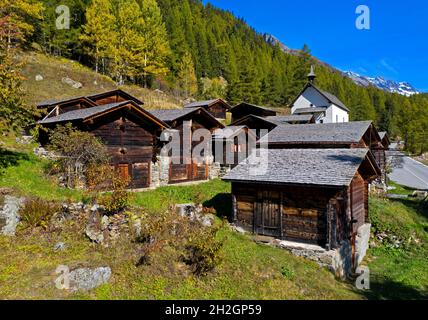 Hameau Kühmad près de la chapelle de pèlerinage, vue sur le col de Loetschenluecke, Blatten, Lötschental, Valais, Suisse Banque D'Images