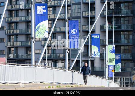 COP26 Glasgow - un membre du public franchissant le pont Clyde Arc sous les bannières de la Conférence des Nations Unies sur le changement climatique à Glasgow, en Écosse, au Royaume-Uni Banque D'Images