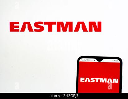 Sur cette photo, le logo Eastman Chemical Company est affiché sur un smartphone Banque D'Images