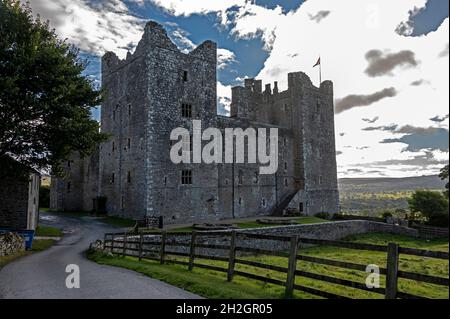 Les ruines d'un château privé du XIIIe siècle de Bolton, ouvert au public dans le village de Redmire dans la partie de Wensleydale du Yorkshire Dales Nati Banque D'Images