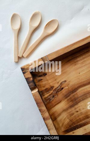 plats en bois, plateau et cuillères vue sur le dessus. Banque D'Images