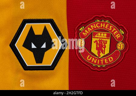 Gros plan sur Wolverhampton Wanderers et l'écusson du club de Manchester United. Banque D'Images