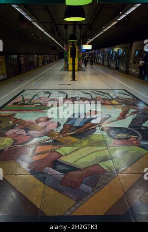 Plan vertical du sol haut en couleur artistique représentant des personnes de classe ouvrière vintage dans la station de métro Plaza Italia, Palerme, Buenos Aires, Argentine Banque D'Images