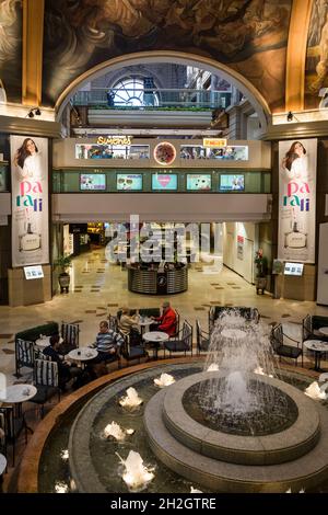 Vue verticale de l'intérieur spectaculaire du centre commercial Galerías Pacífico, Microcentro, Buenos Aires, Argentine Banque D'Images