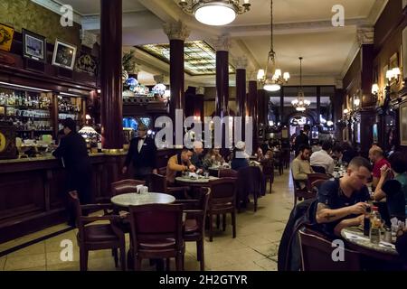 Vue horizontale de l'intérieur rétro du café Tortoni (le plus ancien café de la ville), plein de clients, Microcentro, Buenos Aires, Argentine Banque D'Images