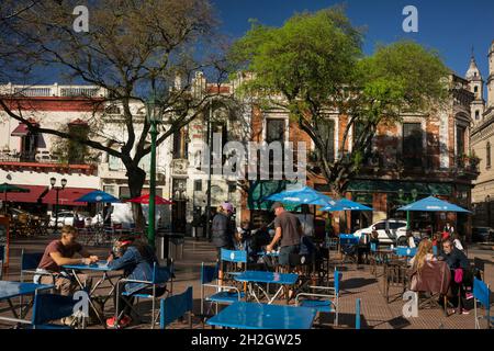 Vue horizontale d'une terrasse de bar sur la place Dorrego par beau temps, quartier de San Telmo, Buenos Aires, Argentine Banque D'Images