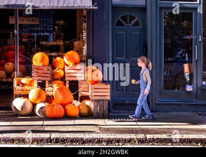 Un jeune magasine pour Pumpkins dans une épicerie du nord de Londres, en préparation pour le festival d'Halloween Banque D'Images