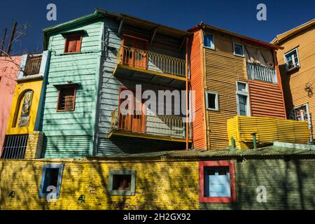 Vue horizontale sur les Conventilos colorés dans l'allée traditionnelle de Caminito par une journée ensoleillée, le quartier de la Boca, Buenos Aires, Argentine Banque D'Images