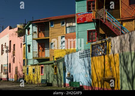 Vue horizontale des Conventilos colorés dans l'allée traditionnelle de Caminito par une journée ensoleillée, la Boca, Buenos Aires, Argentine Banque D'Images