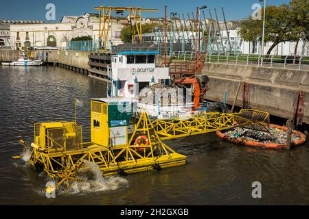 Vue horizontale de certaines machines de collecte de déchets sur la rivière Matanza (également connue sous le nom de Riachuelo à son embouchure dans la rivière plate), la Boca, Buenos Aires Banque D'Images