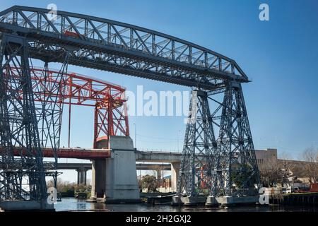 Vue horizontale du pont du transporteur Nicolás Avellaneda au-dessus de la rivière Matanza (également connu sous le nom de Riachuelo à son embouchure de la rivière plate), la Boca, Buenos Aires Banque D'Images