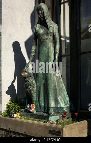 Vue verticale de la statue en bronze de Liliana Crocciati et de son chien sur sa tombe au cimetière de la Recoleta, Buenos Aires, Argentine Banque D'Images