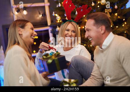 Amis ou famille célébrant la fête de noël Banque D'Images