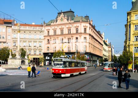 Tramway sur la place de la liberté de Brno Namesti Svobody dans le centre ville de Brno République tchèque Banque D'Images