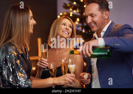 De bons amis s'amusent à noël ou à la fête du nouvel an Banque D'Images