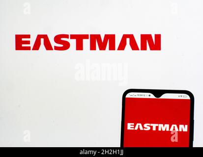 Ukraine.22 octobre 2021.Dans cette illustration, le logo Eastman Chemical Company est affiché sur un smartphone et en arrière-plan.Crédit : SOPA Images Limited/Alamy Live News Banque D'Images