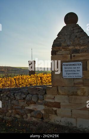 Mur indiquant la propriété privée entourant le vignoble avec la tour Heiligenblut le jour d'automne ensoleillé à Alzey, en Allemagne. Banque D'Images