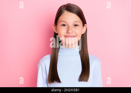 Portrait de la jeune fille de prée gaie attrayante portant un pull-over décontracté isolé sur fond rose pastel couleur Banque D'Images