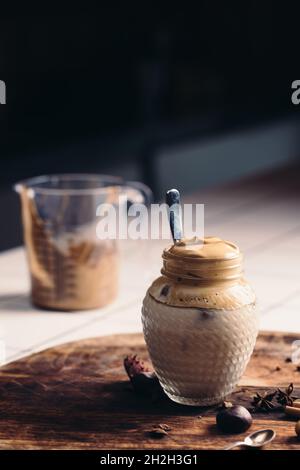 Café Dalgona fait maison dans un pot de maçon. Banque D'Images