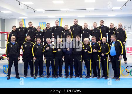 Non exclusif : KIEV, UKRAINE - 20 OCTOBRE 2021 - les entraîneurs et les athlètes posent pour une photo de groupe lors de la séance d'entraînement ouverte de l'équipe Ukraine au Banque D'Images