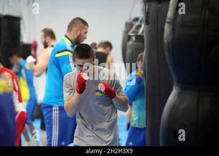 Non exclusif : KIEV, UKRAINE - 20 OCTOBRE 2021 - un athlète est photographié pendant la séance d'entraînement ouverte de l'équipe Ukraine aux Jeux Olympiques de Koncha-Zaspa Banque D'Images