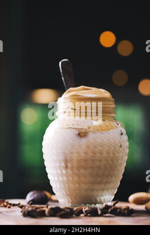 Café Dalgona fait maison dans un pot de maçon. Banque D'Images