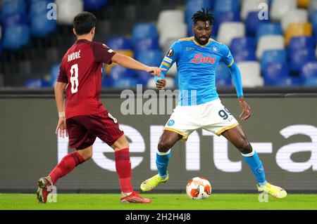 NAPLES, ITALIE - OCTOBRE 21: Andre-Frank Anguissa de SSC Napoli concurrence pour le bal avec Andre Martins de Legia Warszawa, lors du match de l'UEFA Europa League groupe C entre SSC Napoli et Legia Warszawa au Stadio Diego Armando Maradona le 21 octobre 2021 à Naples, Italie.(Photo par MB Media) Banque D'Images