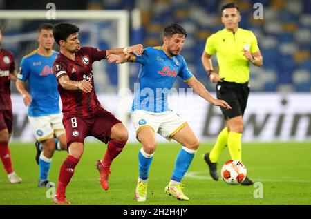 NAPLES, ITALIE - OCTOBRE 21: Dries Mertens de SSC Napoli concurrence pour le ballon avec Andre Martins de Legia Warszawa, pendant le match de l'UEFA Europa League groupe C entre SSC Napoli et Legia Warszawa au Stadio Diego Armando Maradona le 21 octobre 2021 à Naples, Italie.(Photo par MB Media) Banque D'Images