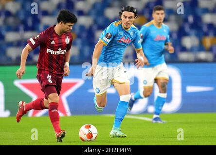 NAPLES, ITALIE - OCTOBRE 21: Elif Elmas de SSC Napoli concurrence pour le bal avec Andre Martins de Legia Warszawa, lors du match de l'UEFA Europa League groupe C entre SSC Napoli et Legia Warszawa au Stadio Diego Armando Maradona le 21 octobre 2021 à Naples, Italie.(Photo par MB Media) Banque D'Images