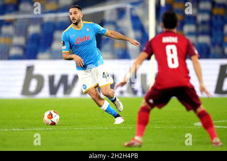 NAPLES, ITALIE - OCTOBRE 21: Kostas Manolas de SSC Napoli rivalise pour le bal avec Andre Martins de Legia Warszawa pendant le match de l'UEFA Europa League groupe C entre SSC Napoli et Legia Warszawa au Stadio Diego Armando Maradona le 21 octobre 2021 à Naples, Italie.(Photo par MB Media) Banque D'Images