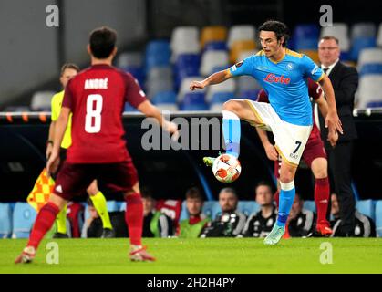 NAPLES, ITALIE - OCTOBRE 21: Elif Elmas de SSC Napoli concurrence pour le bal avec Andre Martins de Legia Warszawa, lors du match de l'UEFA Europa League groupe C entre SSC Napoli et Legia Warszawa au Stadio Diego Armando Maradona le 21 octobre 2021 à Naples, Italie.(Photo par MB Media) Banque D'Images