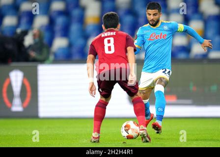 NAPLES, ITALIE - OCTOBRE 21: Lorenzo Insigne de SSC Napoli concurrence pour le bal avec Andre Martins de Legia Warszawa, lors du match de l'UEFA Europa League groupe C entre SSC Napoli et Legia Warszawa au Stadio Diego Armando Maradona le 21 octobre 2021 à Naples, Italie.(Photo par MB Media) Banque D'Images