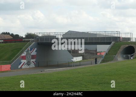 Photo de Lewis Hamilton sur un pont à l'hippodrome Musée Silverstone Northamptonshire Royaume-Uni clôture sports course gagner herbe Verge Banque D'Images