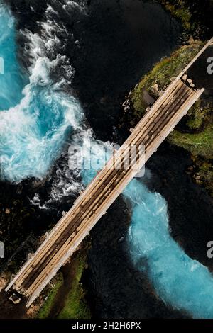 Photo aérienne du pont menant sur l'eau bleue du célèbre Bruarfoss. Banque D'Images