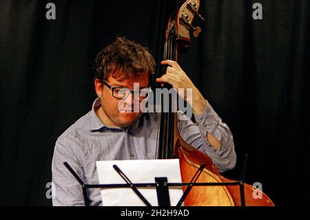 Conor Chaplin, Ari Hoenig Trio, verdict Jazz Club, Brghton, East Sussex,6 octobre 2021. Banque D'Images