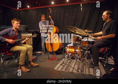 Tom Ollendorf, Conor Chaplin et Ari Hoenig, Ari Hoenig Trio, verdict Jazz Club, Brghton, East Sussex,6 octobre 2021. Banque D'Images