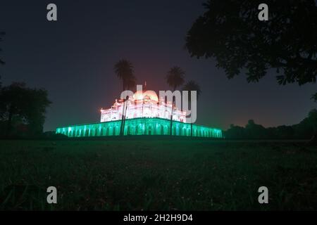 Delhi, Inde, 21 octobre 2021.La trichromie du drapeau national indien, diffusée sur le Tombeau de Humayu en Inde, célèbre l'étape décisive de l'administration de 1 milliard de doses de vaccins COVID-19 à New Delhi, en Inde, le 21 octobre 2021.Photo d'Anshuman Akash/ABACAPRESS.COM Banque D'Images