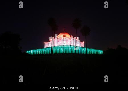 Delhi, Inde, 21 octobre 2021.La trichromie du drapeau national indien, diffusée sur le Tombeau de Humayu en Inde, célèbre l'étape décisive de l'administration de 1 milliard de doses de vaccins COVID-19 à New Delhi, en Inde, le 21 octobre 2021.Photo d'Anshuman Akash/ABACAPRESS.COM Banque D'Images