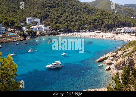 L'île espagnole d'Ibiza montrant le beau front de mer et la plage de Cala Llonga en été dans les îles Baléares, en Espagne Banque D'Images