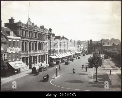 Blue Boar Row, Salisbury, Wiltshire, Wiltshire, 1925-1935.Vue vers l'est le long de Blue Boar Row. Banque D'Images