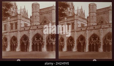 Cloîtres, Cathédrale de Salisbury, Salisbury, Wiltshire, 1913.Vue stéréoscopique montrant l'élévation ouest de la promenade est des cloîtres à la cathédrale de Salisbury. Banque D'Images